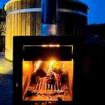 펜션 Nature Retreat With Heated Pool Hot Tub Bbq And Amazing Views